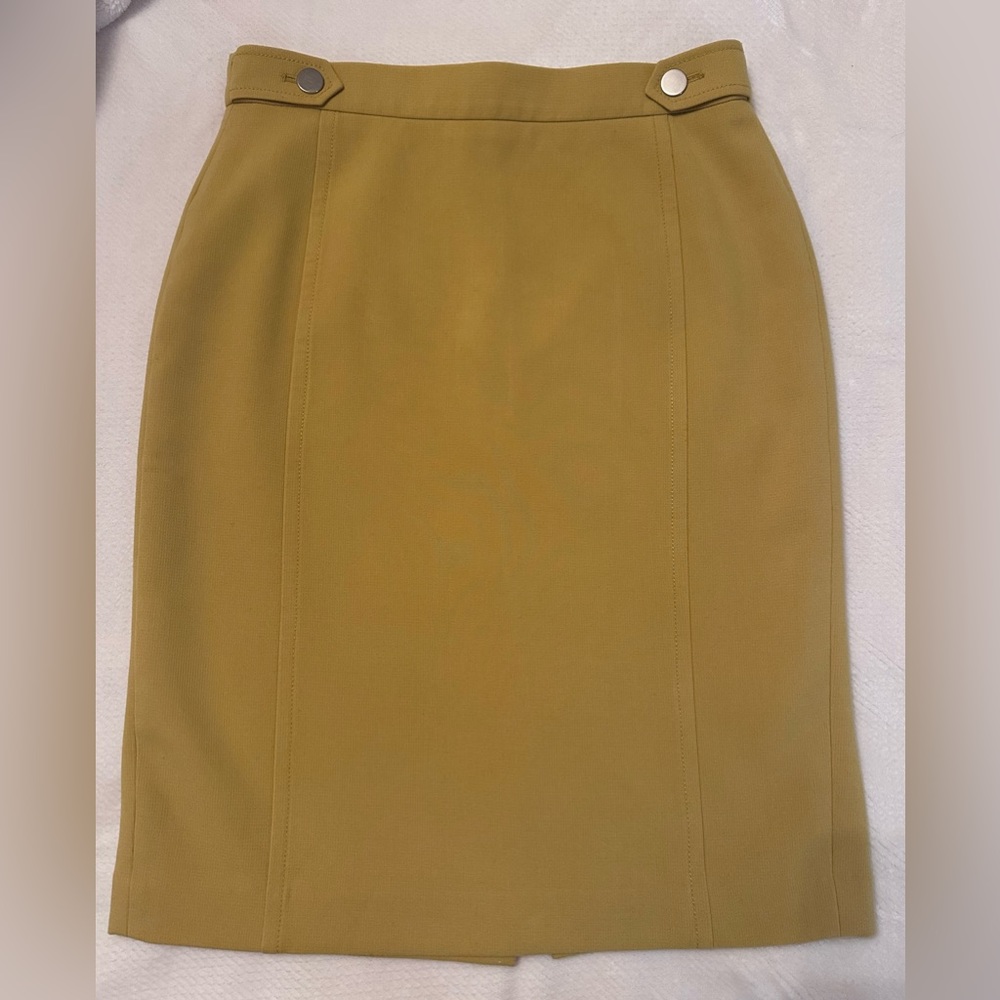 Beautiful Ann Taylor yellow pencil skirt